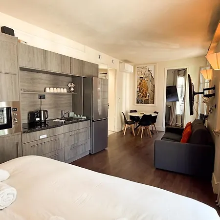 Marais, Rue Beaubourg - 6 Places * Paris